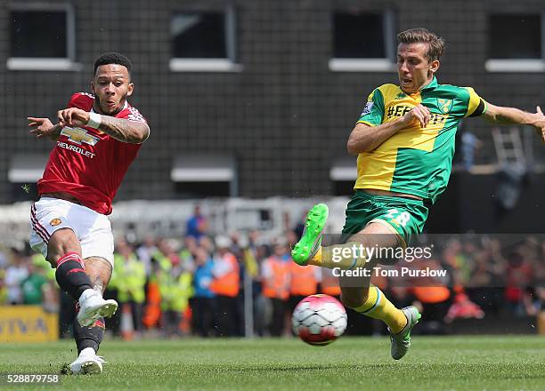 Memphis Depay of Manchester United in action with Gary O'Neil of Norwich City during the Barclays Premier League match between Norwich City and...