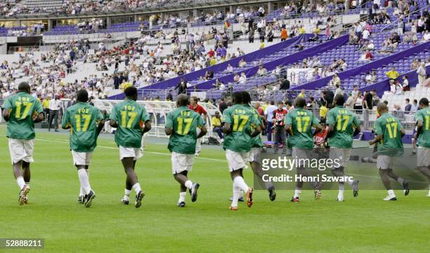 Confederations Cup 2003 Finale, Paris; Kamerun 1; Spieler Kameruns tragen das Trikot von Marc-Vivien FOE/CMR, der wenige Tage zuvor auf dem...