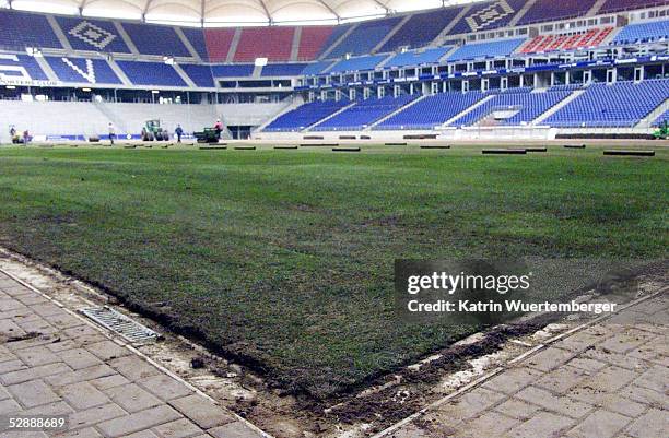 Hamburg; Der neue "ROLLRASEN" ist im VOLKSPARKSTADION fast fertig verlegt