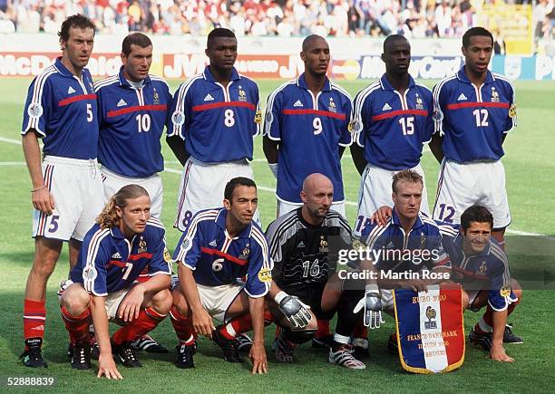 Team/Mannschaft FRANKREICH, hintere Reihe v.lks.: Laurent BLANC, Zinedine ZIDANE, Marcel DESAILLY, Nicolas ANELKA, Lilian THURAM, Thierry HENRY,...