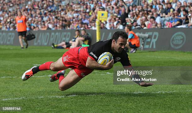 Neil De Kock of Saracens scores their first try during the Aviva Premiership match between Worcester Warriors and Saracens at Sixways Stadium on May...