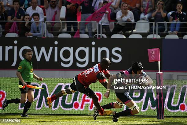 Paris' lock Hugh Pyle scores a try during the French Top 14 rugby union match between Paris Stade Francais and Oyonnax USO on May 07 at the Jean...