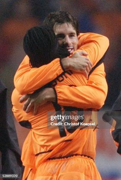 Qualifikation 2003, Amsterdam; Niederlande 0; Clarence SEEDORF umarmt Ruud van NISTELROOY/NED nach dem Sieg