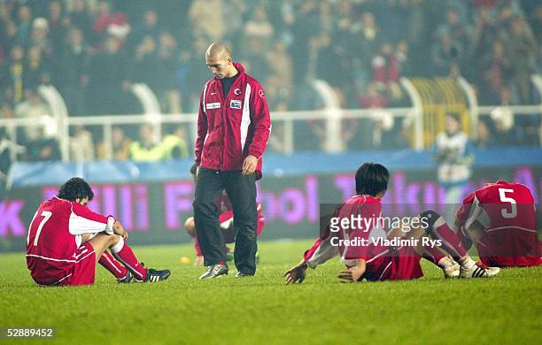 Qualifikation 2003, Play off, Istanbul; Tuerkei 1; Enttaeuschung Tuerkische Mannschaft