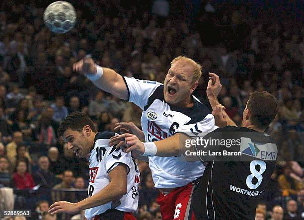 Bundesliga 02/03, Hamburg; HSV Handball - TUS Nettelstedt-Luebbecke; Adrian WAGNER, Peter MOELLER/Hamburg, Robert ANDERSSON/Luebbecke