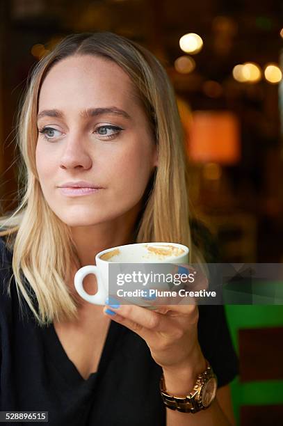 woman with coffee - pale lipstick stockfoto's en -beelden