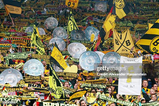 Dortmund; BORUSSIA DORTMUND - SV WERDER BREMEN 2:1; BORUSSIA DORTMUND DEUTSCHER FUSSBALLMEISTER 2002; JUBEL FANS DORTMUND