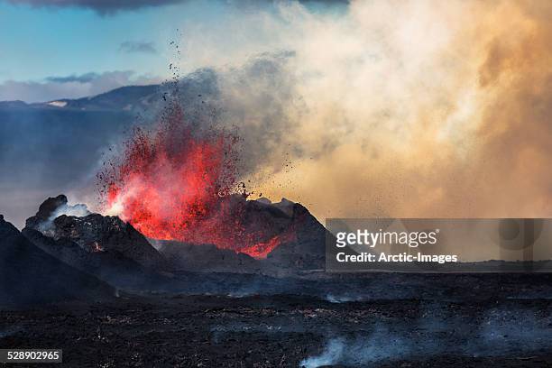 eruption, holuhraun, bardarbunga volcano, iceland - volcanic landscape stock pictures, royalty-free photos & images