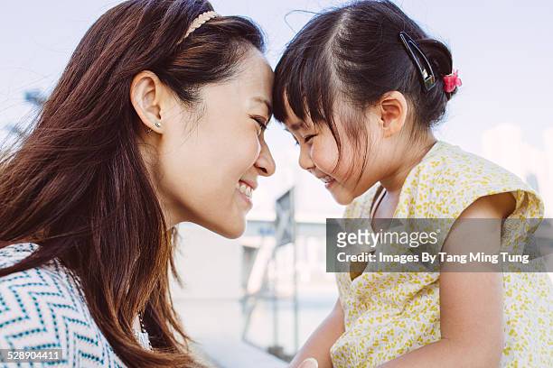 mom & toddler smiling joyfully in park - asian girl photos et images de collection