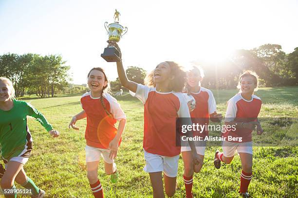 girls soccer team celebrating - fille sport photos et images de collection