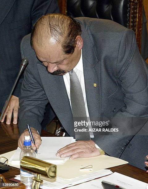 El presidente del congreso boliviano Hormando Vaca Diez promulga la Ley de Hidrocarburos el 17 de mayo de 2005, en el hemiciclo de la camara de...