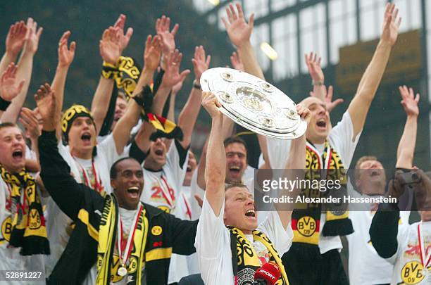 Dortmund; BORUSSIA DORTMUND - SV WERDER BREMEN 2:1; BORUSSIA DORTMUND DEUTSCHER FUSSBALLMEISTER 2002; JUBEL - Stefan REUTER mit Meisterschale