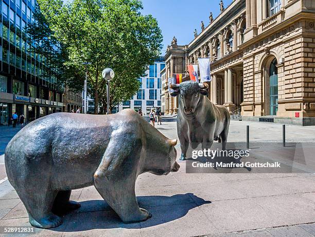 bull & bear at frankfurt stock exchange - bull 個照片及圖片檔