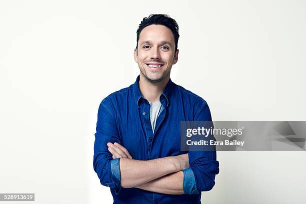 portrait of a young guy with arms folded. - chemise blanche photos et images de collection