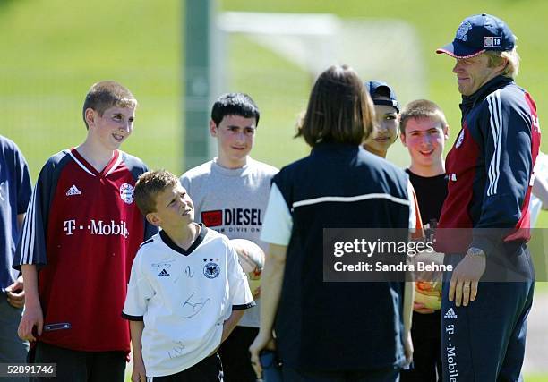 Bundesliga 02/03, Muenchen; FC Bayern Muenchen Torwart Oliver KAHN macht Training mit Kindern einer Klasse der Edertal-Schule aus Frankenberg