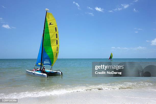 voilier sur la côte du golfe du mexique - catamaran photos et images de collection
