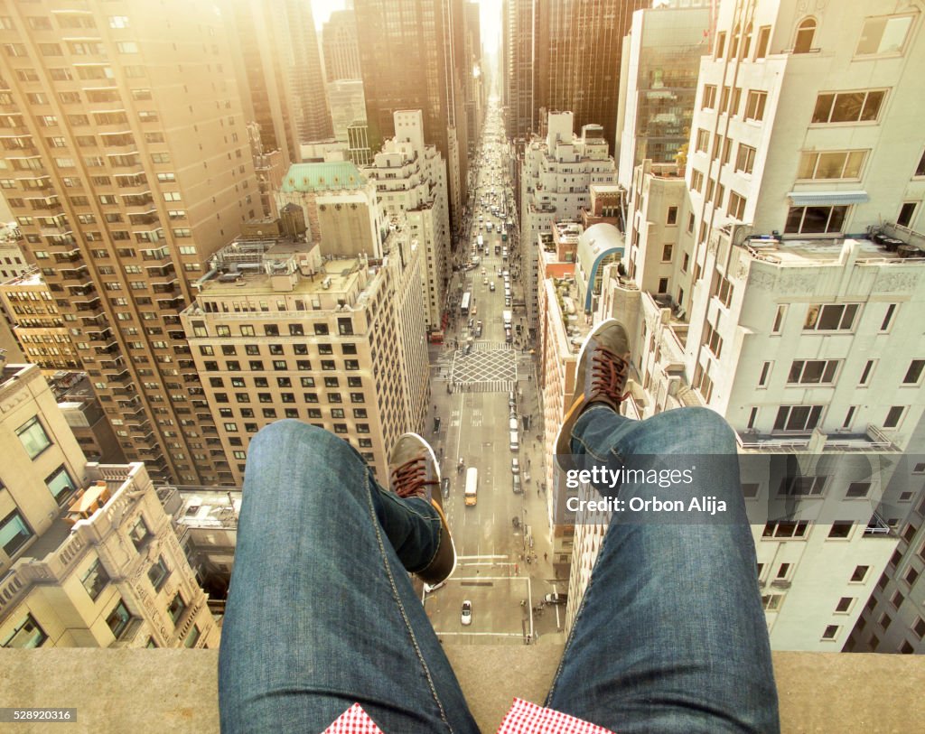 Mann auf Gebäude Terrasse über New York City