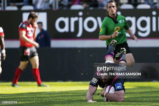 Paris' lock Hugh Pyle scores a try during the French Top 14 rugby union match between Paris Stade Francais and Oyonnax USO on May 7 at the Jean Bouin...