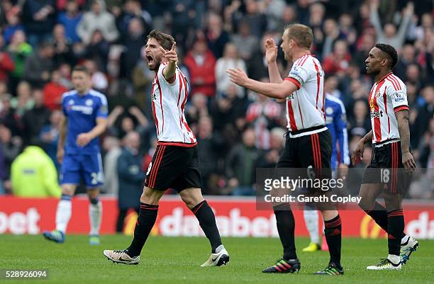 Fabio Borini of Sunderland celebrates scoring his team's second goal during the Barclays Premier League match between Sunderland and Chelsea at the...