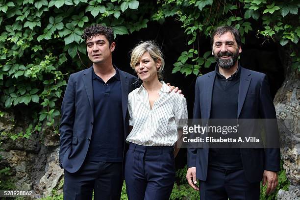 Riccardo Scamarcio, Marina Fois and director Stefano Mordini attend a photocall for 'Pericle Il Nero' at Jardin De Russie on May 7, 2016 in Rome,...