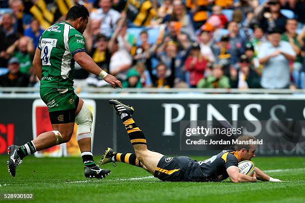 Dan Robson of Wasps touches down a try during the Aviva Premiership match between Wasps and London Irish at the Ricoh Arena on May 07, 2016 in...