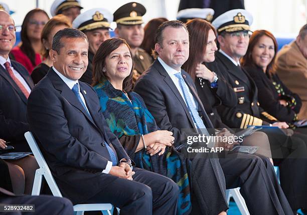 President of Peru, Ollanta Humala smiles next to Peruvian Minister of Foreing Affairs Ana Maria Sanchez Vargas de Rios and Minister of Defence Jakke...