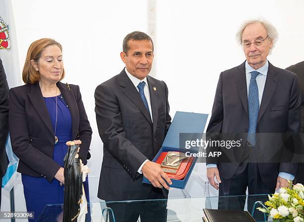 President of Peru, Ollanta Humala poses between President of Freire shipyard, Jesus Freire and Spanish minister of public works and transport, Ana...