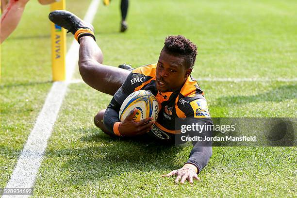 Christian Wade of Wasps touches down a try during the Aviva Premiership match between Wasps and London Irish at the Ricoh Arena on May 07, 2016 in...