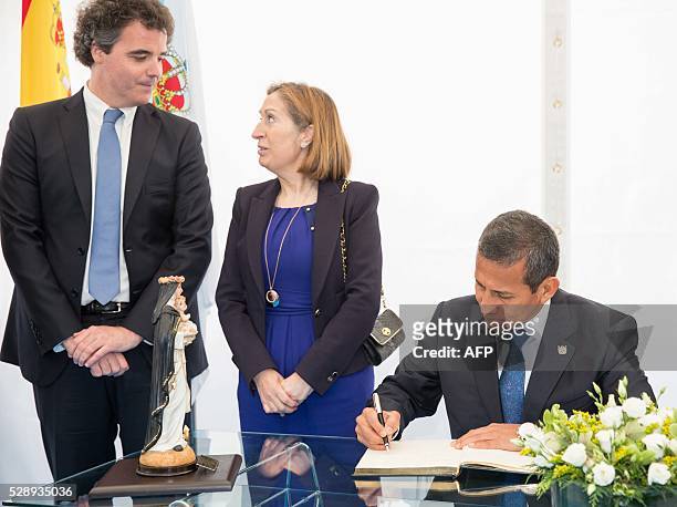 President of Peru, Ollanta Humala , signs next to Spanish minister of public works and transport, Ana Pastor as they attend the oceanographic ship...