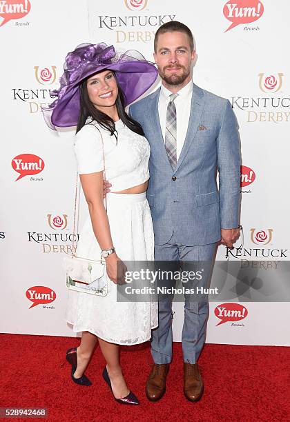 Actors Cassandra Jean and Stephen Amell arrive at the 142nd Kentucky Derby at Churchill Downs on May 7, 2016 in Louisville, Kentucky.