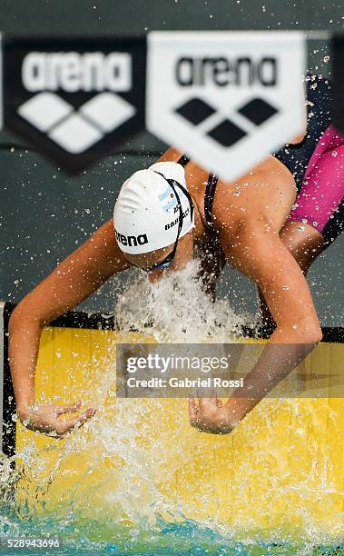 Virginia Bardach sprays herself with water before competing in Women's 4x50 freestyle relay during Campeonato Nacional de Natacion Mayores 2016 at...