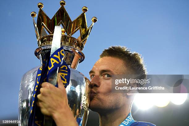 Jamie Vardy of Leicester City kisses the Premier League Trophy after the Barclays Premier League match between Leicester City and Everton at The King...