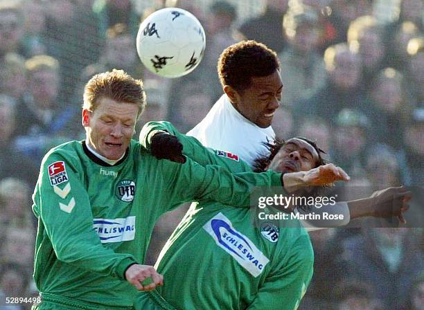 Bundesliga 02/03, Hamburg; FC St. Pauli - VfB Luebeck; Oliver SCHWEISSING, Daniel THIOUNE/Luebeck, Cory GIBBS/ST. Pauli