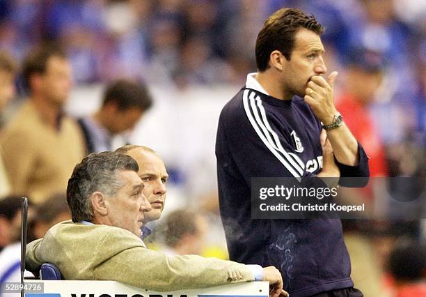 Bundesliga 02/03, Gelsenkirchen; FC Schalke 04 - Hannover 96 0:2; Manager Rudi ASSAUER, Co-Trainer Oliver RECK, Trainer Marc WILMOTS/Schalke