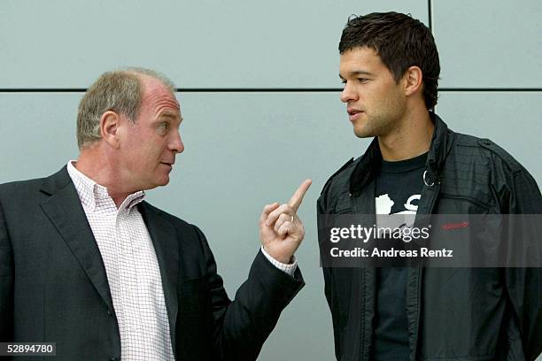 Bundesliga 02/03, Ingolstadt; FC Bayern Muenchen/Fahrzeuguebergabe der Audi AG; Manager Uli HOENESS, Michael BALLACK