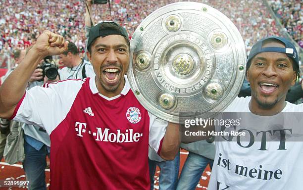 Bundesliga 02/03, Muenchen; FC Bayern Muenchen - VfB Stuttgart 2:1; FC Bayern Muenchen Deutscher Meister 2003; Die Brasilianer Giovane ELBER und ZE...