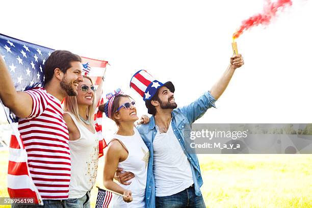 friends celebrating us independence day - fourth of july party 個照片及圖片檔