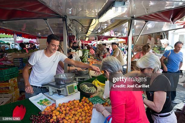 mercado de los sábados en aix-en-provence, francia - aix en provence fotografías e imágenes de stock