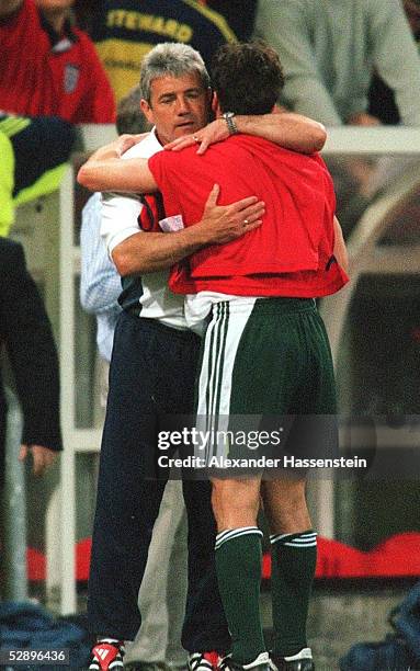 Charleroi; ENGLAND 0; Trainer ENG Kevin KEEGAN umarmt Lothar MATTHAEUS/GER