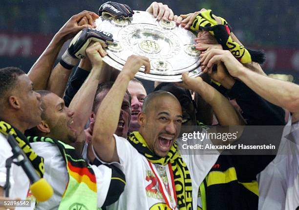 Dortmund; BORUSSIA DORTMUND - SV WERDER BREMEN 2:1; BORUSSIA DORTMUND DEUTSCHER FUSSBALLMEISTER 2002; DEDE/DORTMUND mit TEAM und MEISTERSCHALE