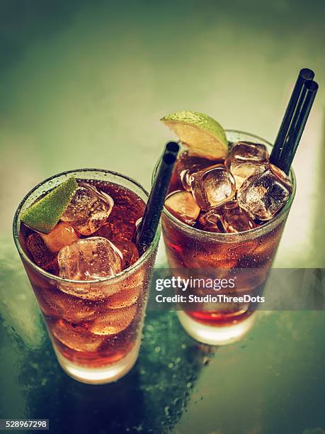 two glasses of cold rum cola - rum stockfoto's en -beelden