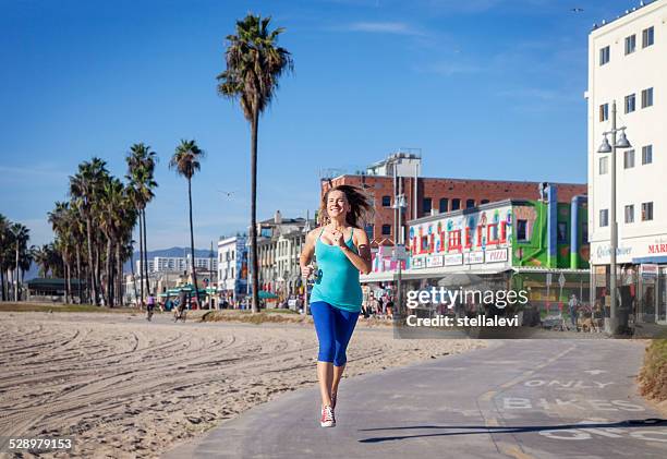 femme jogging sur la plage - venice california photos et images de collection