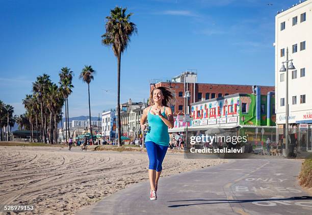 mulher jogging na praia - passeio de tábuas imagens e fotografias de stock