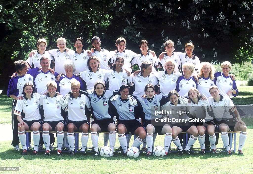 FUSSBALL/FRAUEN: DFB DEUTSCHE NATIONALMANNSCHAFT 2001