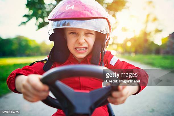 petit portrait de garçon hurlant un tour rapide de karting. - jouet garçon photos et images de collection