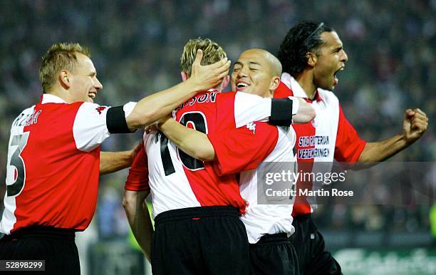 Rotterdam; FEYENOORD ROTTERDAM - BORUSSIA DORTMUND 3:2; FEYENOORD ROTTERDAM UEFA CUP SIEGER 2002; JUBEL nach dem Tor zum 3:1 durch Jon Dahl...