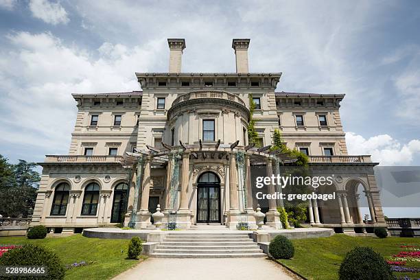 the breakers mansion in der cliff walk in newport, rhode island - rhode island stock-fotos und bilder