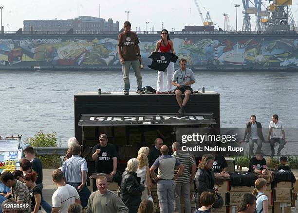 Rettungsaktion'Saufen fuer den FC St. Pauli ', Hamburg; "Retter" T-Shirt Verkauf auf dem Hamburger Fischmarkt