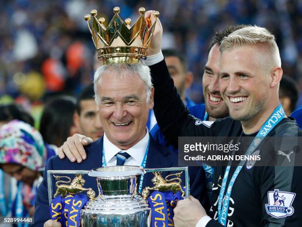 Leicester City's Italian manager Claudio Ranieri poses with Leicester City's Austrian defender Christian Fuchs and Leicester City's Danish goalkeeper...