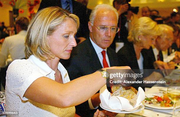 Pokal Finale 2003, Berlin; FC Bayern Muenchen - 1. FC Kaiserslautern 3:1; Feier/Bayern Muenchen DFB Pokalsieger 2003; Praesident Franz BECKENBAUER...